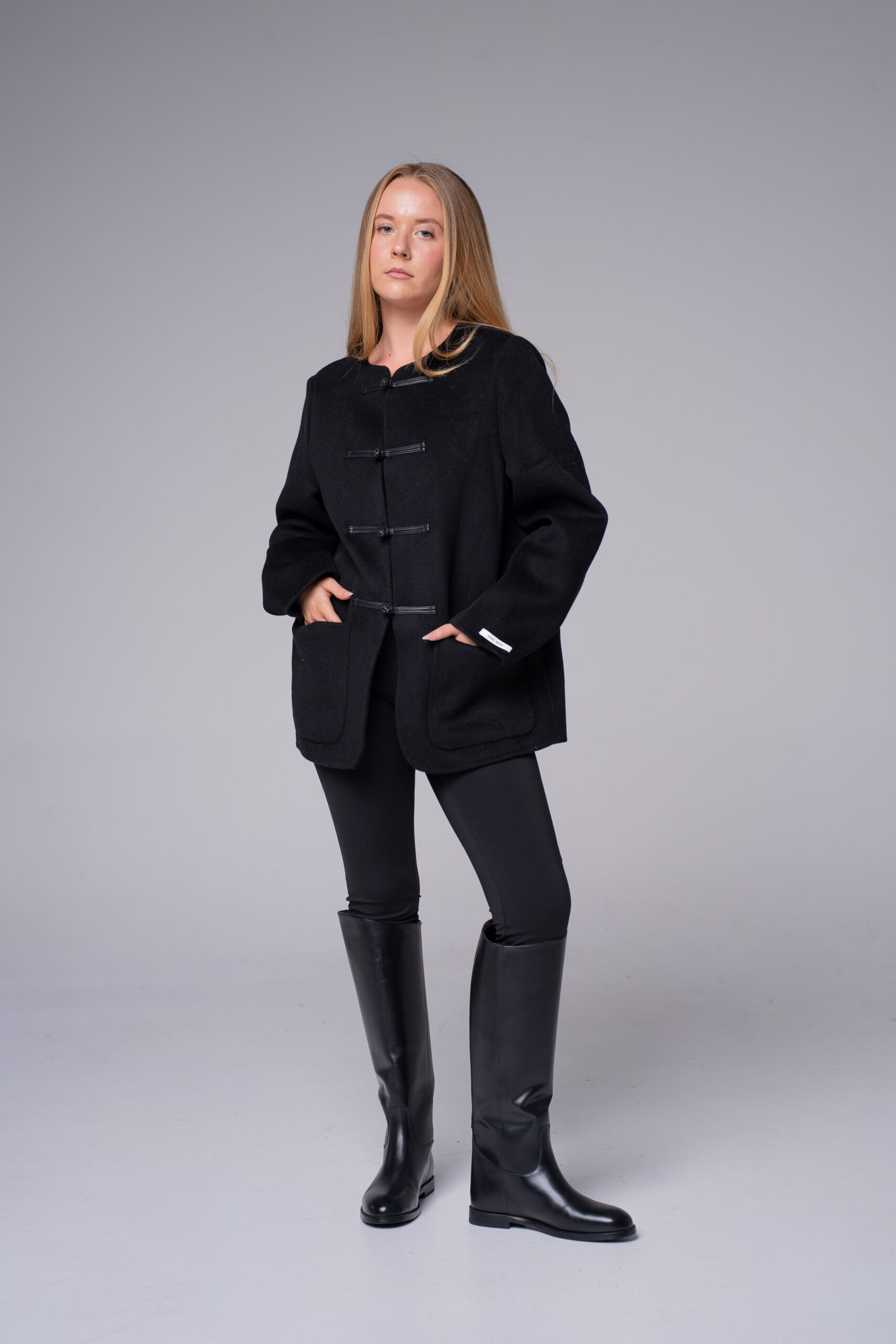 Veste mandarin, détails en cuir – photo 1